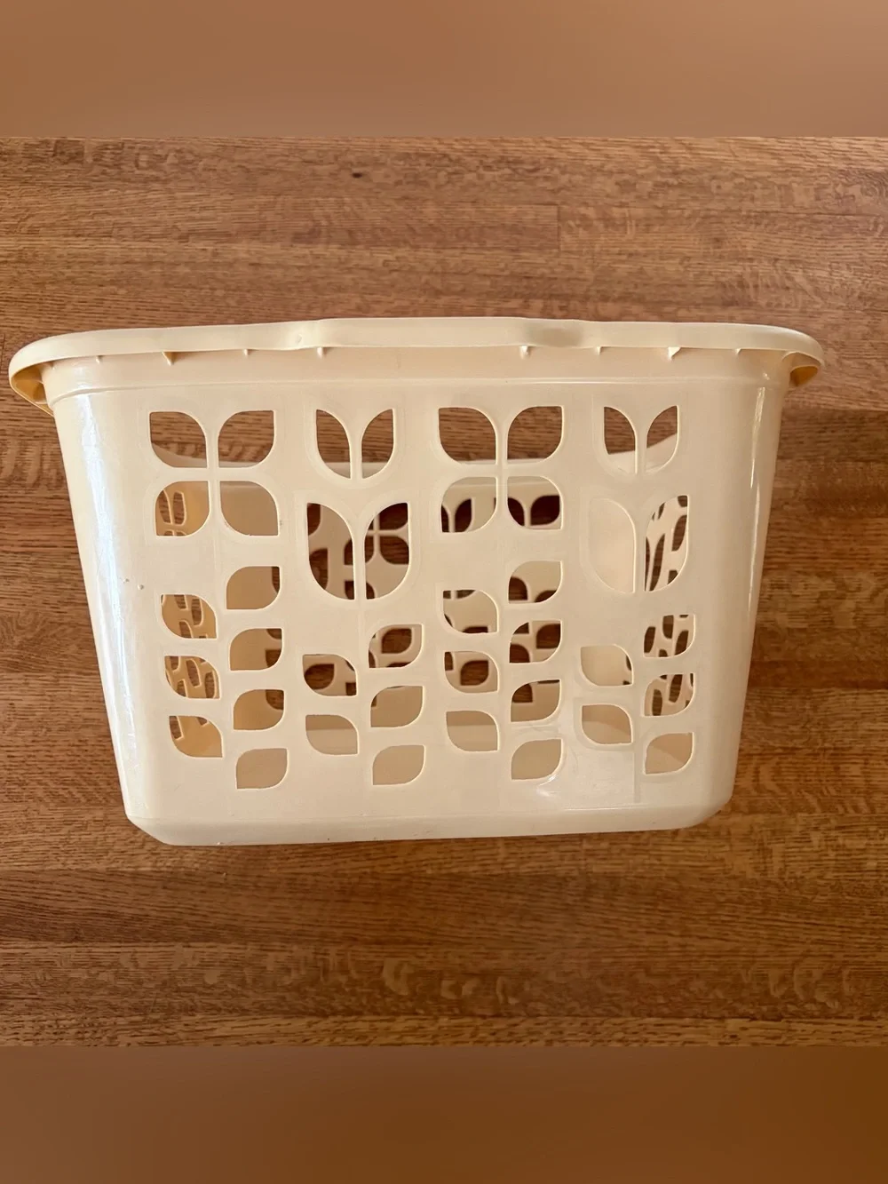 Vintage 1980s Rubbermaid Almond Beige 2968 Roughneck Tulip Flower Laundry Basket